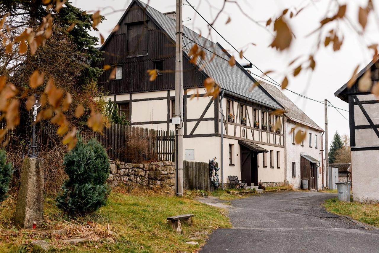 Chalupa Hrázděnka v Krušných horách Horní Blatná Esterno foto